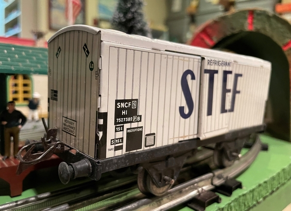 Hornby STEF refr front quarter view