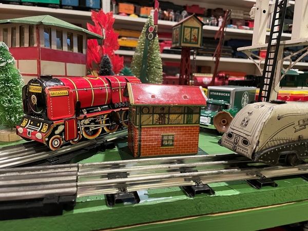 Brimtoy Signal Box w locomotives