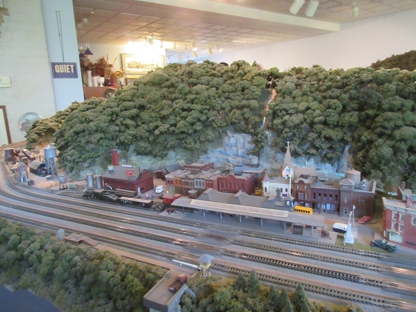 Larry's N gauge layout 10